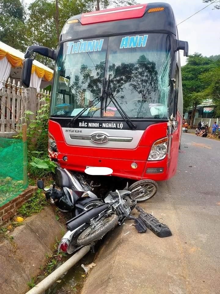 Khi bạn lái xe trên tuyến đường giao thông Bắc Ninh có thể gặp một số trường hợp như hư hỏng ô tô không mong muốn. Lúc này bạn cần liên hệ ngay với đội cứu hộ xe khách Bắc Ninh hoặc cứu hộ giao thông để được tư vấn sửa chữa. Hoặc liên hệ để được nhân viên đến tận hiện trường giải quyết sự cố cho bạn nhanh chóng, đồng thời cũng tránh được việc gây ùn tắc giao thông. - Trường hợp lốp xe của bạn gặp sự cố: Những sự cố như nổ lốp, xì lốp hoặc bất cứ khi nào và bạn đang ở đâu thì bạn chỉ cần liên hệ đến đội cứu hộ giao thông, mọi chuyện sẽ được xử lý nhanh chóng và chuyên nghiệp nhất. - Trường hợp bình ắc quy yếu hay hết điện: Những chiếc xe khách, xe oto của bạn gặp vấn đề không nổ được, khởi động không được thì hãy liên hệ đến 118 cứu hộ giao thông Bắc Ninh. Những kỹ thuật viên của chúng tôi sẽ hỗ trợ bạn một cách hiệu quả nhất. - Xe bạn bất chợt bị chết máy hoặc gặp những trục trặc khác: Bất cứ khi nào bạn cảm thấy xe mình có vấn đề thì hãy liên hệ đến dịch vụ cứu hộ xe khách Bắc Ninh của chúng tôi. Điều này sẽ giúp bạn kiểm tra kỹ lưỡng và đảm bảo sự an toàn trong quá trình di chuyển tiếp theo. - Nếu như xe ô tô của bạn gặp tai nạn, bị sa lầy không thể di chuyển được thì hãy liên hệ đến 118 cứu hộ giao thông Bắc Ninh tất cả sự cố của bạn sẽ được giải quyết một cách nhanh chóng.